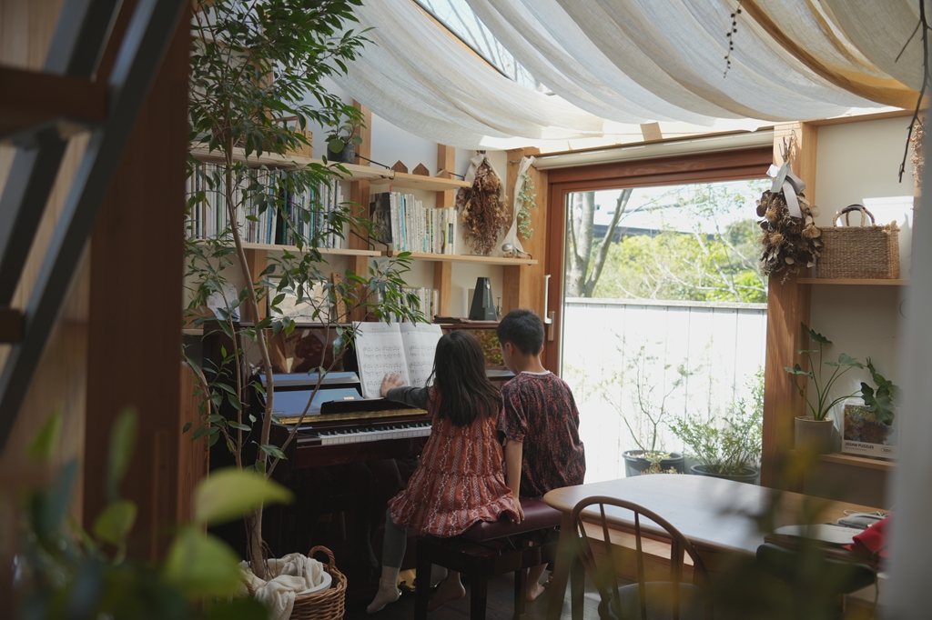 子どもたちがピアノを弾く部屋